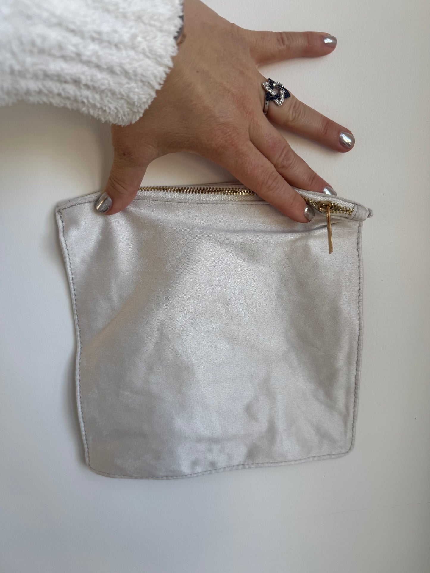 Bouquet of Blessings, Pouch
